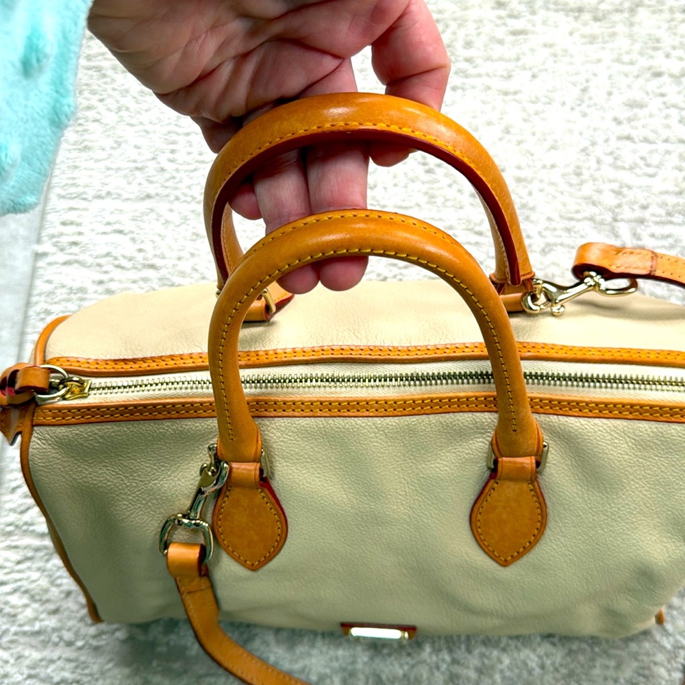 Dooney & Bourke 1975 Sorrento Barrel Satchel  - Sand - Excellent Condition - Picture 4 of 14